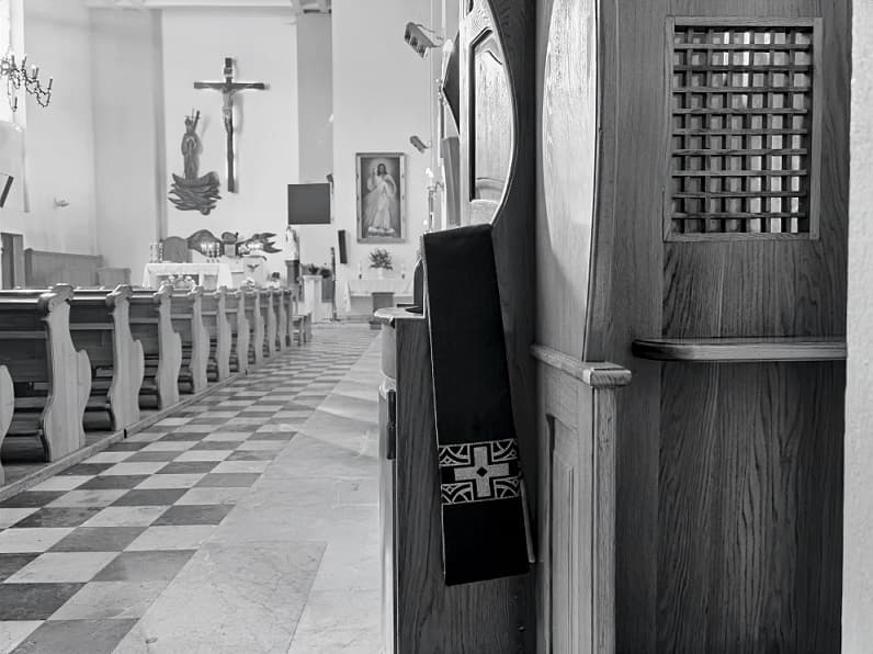 Konfesjonał ze stułą we wnętrzu kościoła