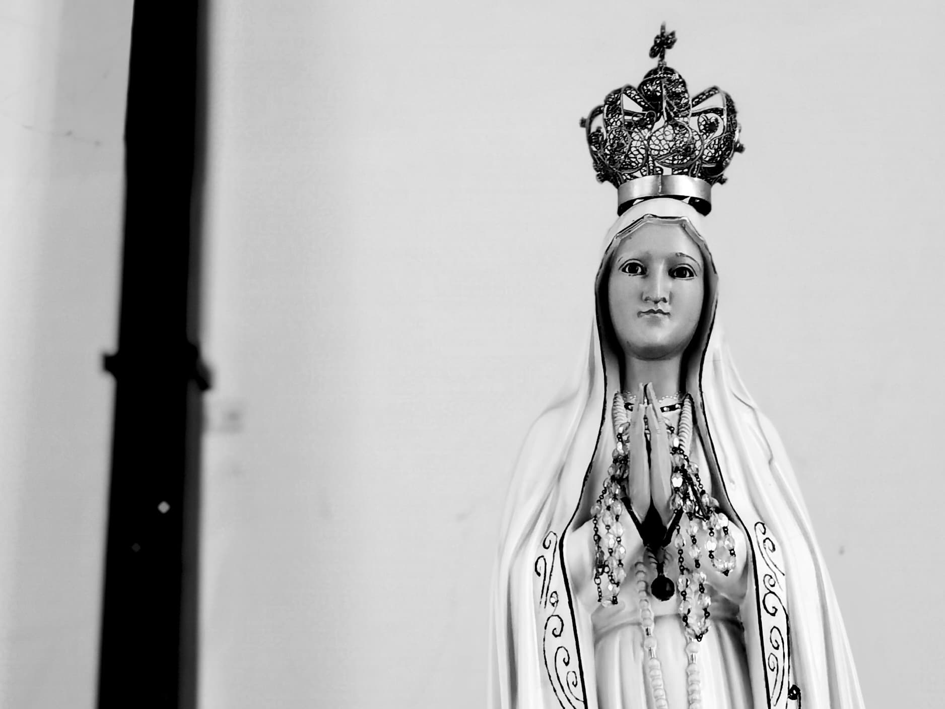 Figura Matki Bożej Fatimskiej w koronie